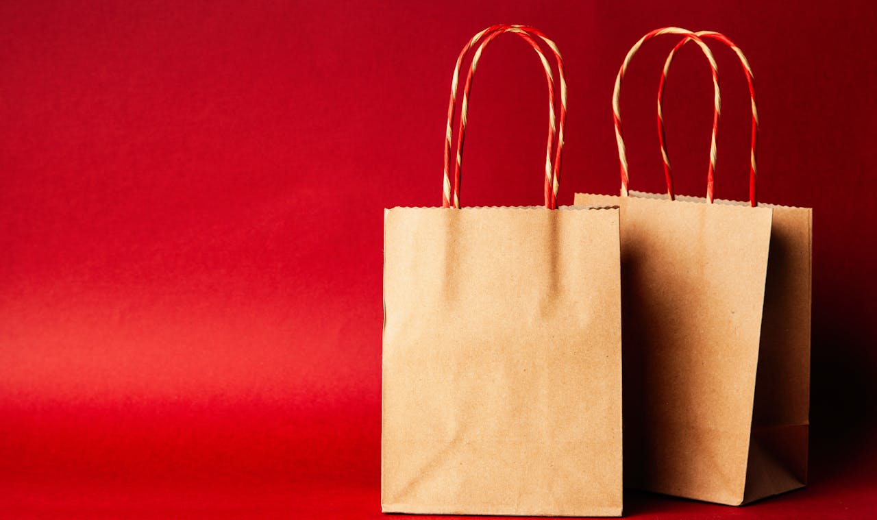 Papieren draagtassen bedrukken voor een merk dat meeloopt