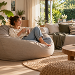 Comfortabele zitzak in een lichte woonkamer met rustige kleuren en groene planten